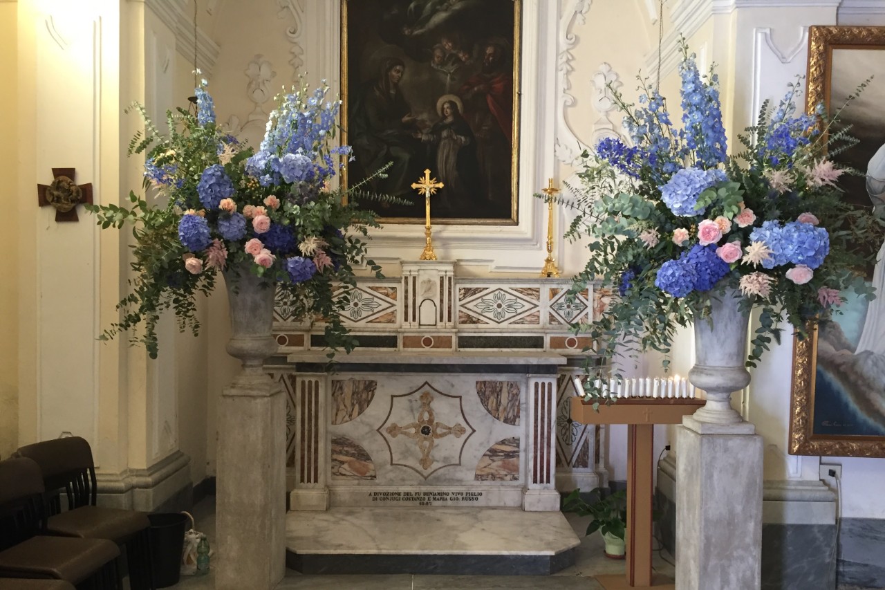 dettaglio addobbi matrimonio fiori chiesa blu